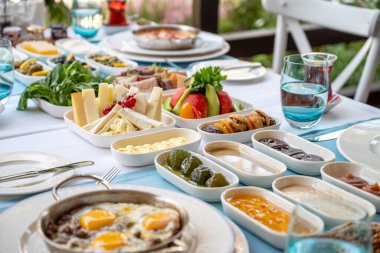 Geleneksel Türk Kahvaltısı geleneksel Türk çayıyla ahşap masada servis ediliyor