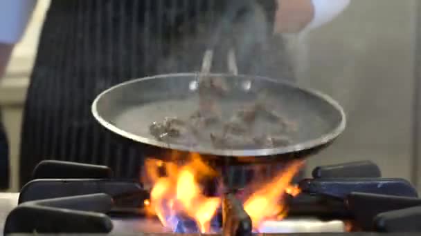 Chef Agita Panela Sobre Fogão Para Cozinhar Carne Enquanto Chamas — Vídeo de Stock