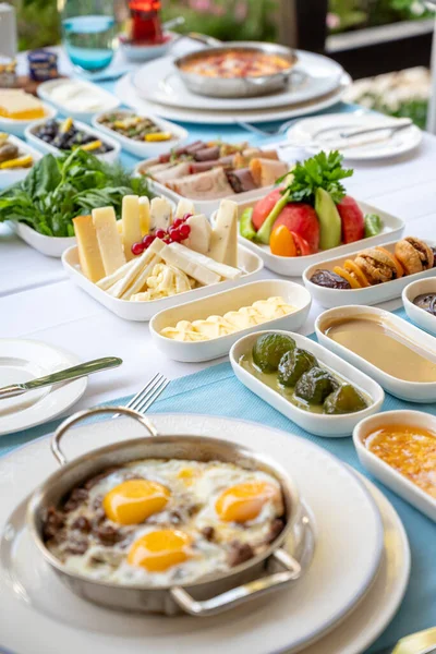传统的土耳其早餐与传统的土耳其茶一起放在木制桌子上 — 图库照片#