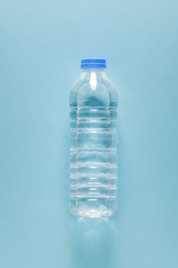 Mavi kapaklı plastik su şişesi.