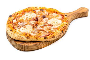 Beyaz zemin üzerinde karides ve mozzarella olan İtalyan pizzası.