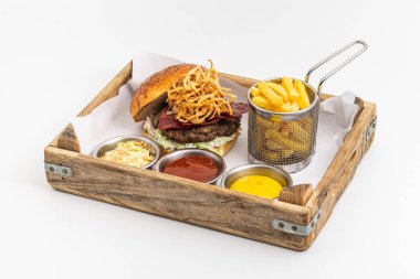 Lezzetli ev yapımı ızgara hamburger, biftek, domates, peynir ve beyaz arka planda marul.