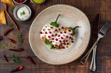 Chiles en Nogada, et, meyve ve nar tohumu ve cevizle süslenmiş geleneksel Meksika yemeği.