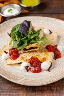 Tahta masada soslu Meksika yemeği molotları.