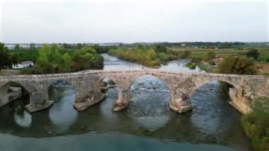 Antalya Türkiye 'de gün doğumunda Koprucay üzerindeki tarihi Aspendos Köprüsü