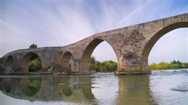Antalya Türkiye 'de gün doğumunda Koprucay üzerindeki tarihi Aspendos Köprüsü