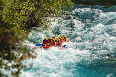 Antalya, Türkiye - 10 Ağustos 2023: Antalya Koprulu Kanyonu 'ndaki büyük bir rafting teknesinde rafting.