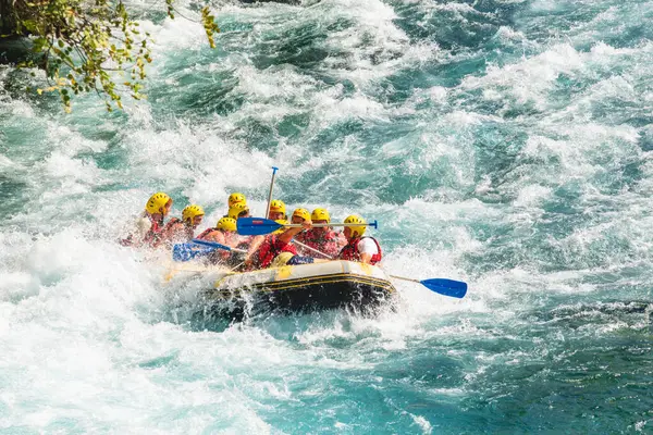 Antalya, Türkiye - 10 Ağustos 2023: Antalya Koprulu Kanyonu 'ndaki büyük bir rafting teknesinde rafting.