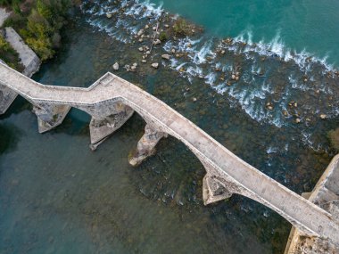 Antalya Türkiye 'de gün doğumunda Koprucay üzerindeki tarihi Aspendos Köprüsü