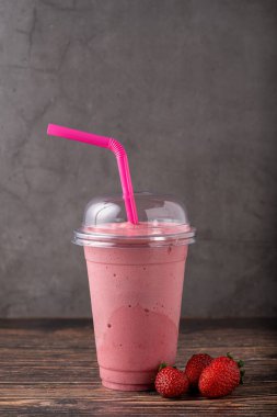 Çilekli smoothie veya milkshake, kahvaltı ve atıştırmalık sağlıklı yiyecekler.