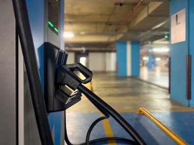 DC alışveriş merkezinin otoparkında elektrikli araçları şarj etmek için şarj ediyor.
