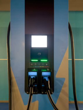 DC alışveriş merkezinin otoparkında elektrikli araçları şarj etmek için şarj ediyor.