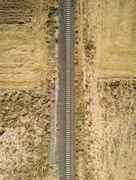 俯瞰穿过干旱土地的火车轨道 用无人驾驶飞机拍摄 — 图库照片#