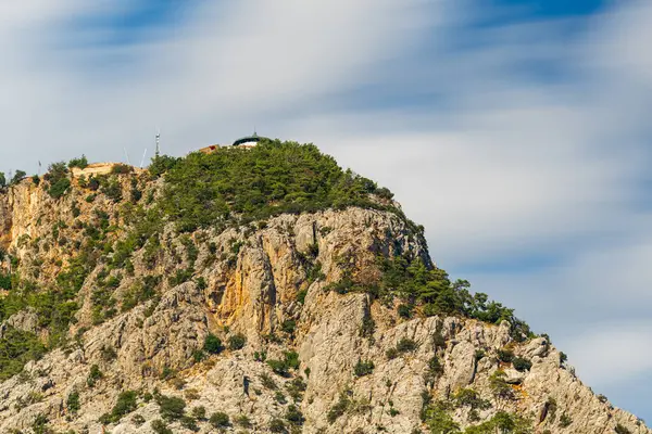 Fotoğraf, Antalya 'nın Konyaalti ilçesindeki Tunektepe dağ zirvesinin uzun pozlama tekniğiyle çekildi.