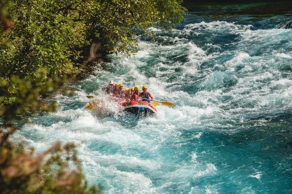 Antalya, Türkiye - 10 Ağustos 2023: Antalya Koprulu Kanyonu 'ndaki büyük bir rafting teknesinde rafting.