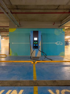 DC alışveriş merkezinin otoparkında elektrikli araçları şarj etmek için şarj ediyor.