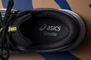 Antalya, Türkiye - 28 Kasım 2023: Asics koşu ayakkabıları üzerindeki logonun yakın çekimi