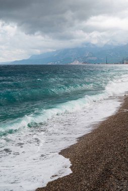 Büyük dalgalar fırtınalı bir günde Konyaalti kıyılarını vuruyor.