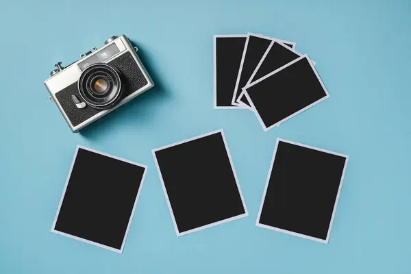 老式摄影相机和蓝色背景的空相框 旅行时刻概念 — 图库照片