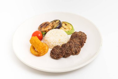 Geleneksel Türk köftesi. Baharatlı köfte kebap ya da kebap.