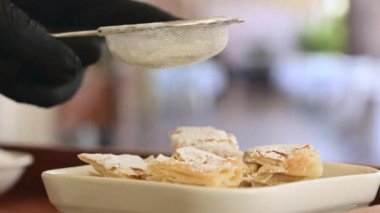 Taze pişmiş kurt pastası üzerine pudra şekeri serpilmiş.