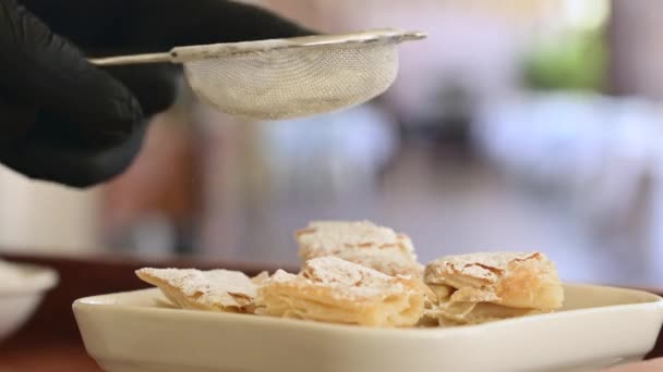 Taze Pişmiş Kurt Pastası Üzerine Pudra Şekeri Serpilmiş — Stok video