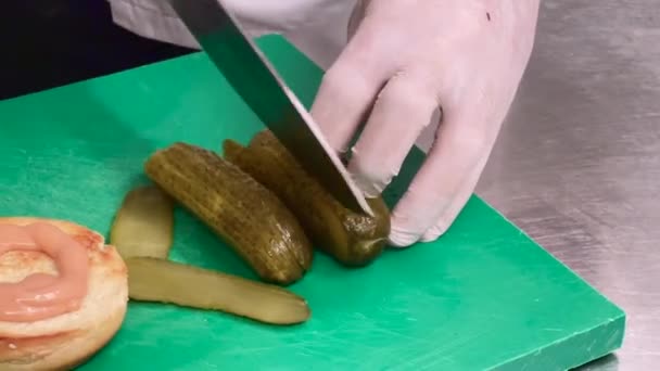 Шеф Розрізає Мариновані Серветки Щоб Помістити Всередину Гамбургер — стокове відео