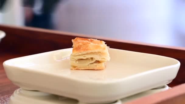 Şef Beyaz Bir Porselen Tabağa Kurt Pastası Koyar — Stok video