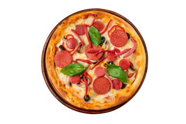 Beyaz arka planda sosis, salam ve mantarla karışık pizza.