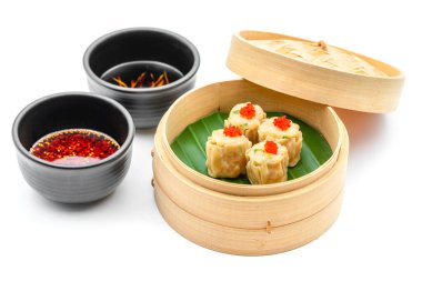 Shumai karides ve mantarlı. Geleneksel bir Çin hamur köftesi.