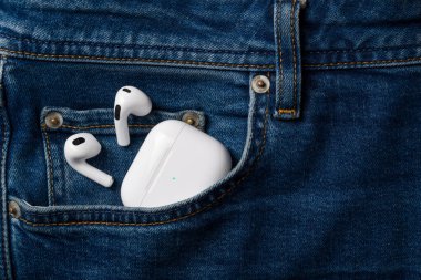 Antalya, Türkiye - 15 Ocak 2024: Beyaz kablosuz kulaklıklar Apple AirPods 3