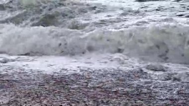 Büyük dalgalar fırtınalı bir günde Konyaalti kıyılarını vuruyor.
