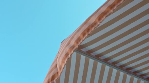 Beach Umbrella Seen Blue Sky Looking Bottom Vidéo De Stock