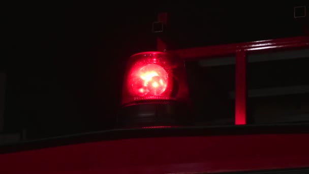 Red Emergency Flashing Siren Light Tűzoltóautó Előtt Sötét Háttér Videóklipek
