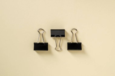 Sarı arkaplanda siyah klasör atacı