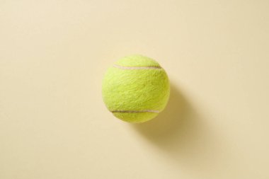 Sarı arkaplanda tenis topunun üst görüntüsü