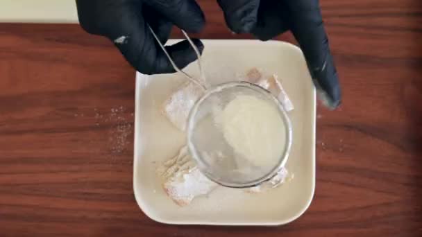 焼きたてのクルトペストリーは 粉砂糖でスプリングされます — ストック動画