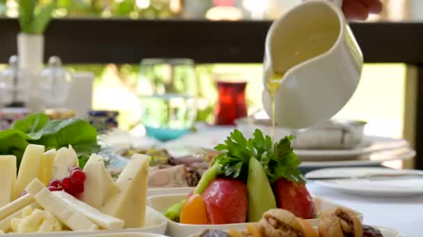 Chef Ρίχνει Εξαιρετικό Παρθένο Ελαιόλαδο Πάνω Από Φρεσκομαγειρεμένα Σαλάτα Στο Βίντεο Κλιπ