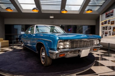 Antalya, Türkiye - 1 Şubat 2024: 1966 Chevrolet Impala Antalya Otomobil Müzesi 'nde sergileniyor