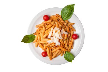 Makarna ahşap masa arka plan üzerinde peynir ile servis