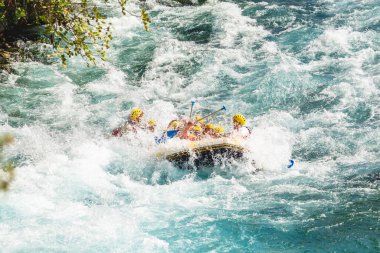Antalya, Türkiye - 10 Ağustos 2023: Antalya Koprulu Kanyonu 'ndaki büyük bir rafting teknesinde rafting.
