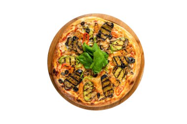 Patlıcanlı vejetaryen pizza ve beyaz arka planda kabak.