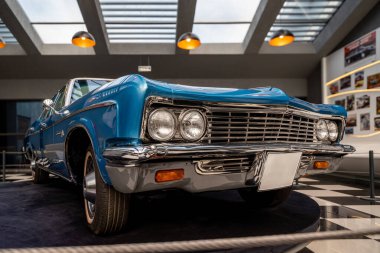 Antalya, Türkiye - 1 Şubat 2024: 1966 Chevrolet Impala Antalya Otomobil Müzesi 'nde sergileniyor