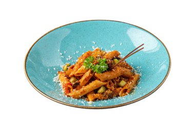 Domates soslu makarna, beyaz arka planda maydanozla süslenmiş domatesler.