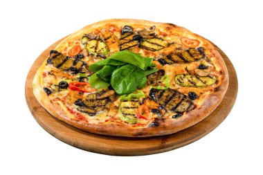 Patlıcanlı vejetaryen pizza ve beyaz arka planda kabak.