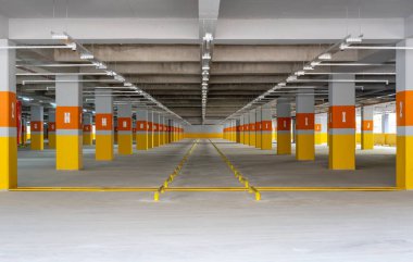Alışveriş merkezinin yeni yapılmış boş otoparkı.