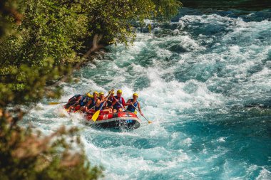 Antalya, Türkiye - 10 Ağustos 2023: Antalya Koprulu Kanyonu 'ndaki büyük bir rafting teknesinde rafting.