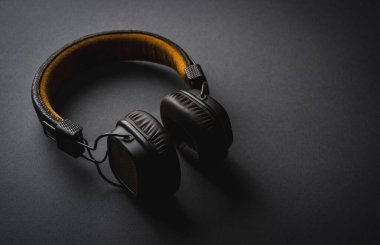 Koyu gri arka planda kablosuz kulaklık.