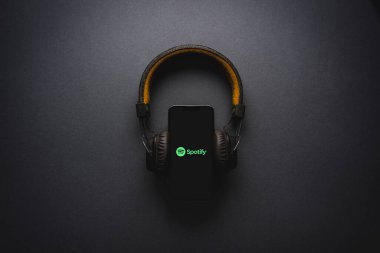 Antalya, Türkiye - 04 Mart 2024: Spotify logosunu gösteren iPhone akıllı telefon ekranı