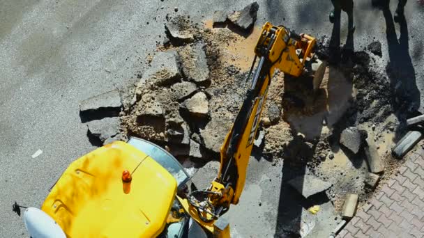 Excavadora Excavando Asfalto Para Reparar Una Falla Agua Una Calle Video de stock libre de derechos
